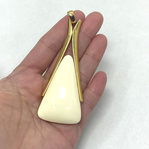 Signed Crown Trifari Resin Cream Triangle Gold Tone Pendant Modernist Vintage - Picture 2 of 8